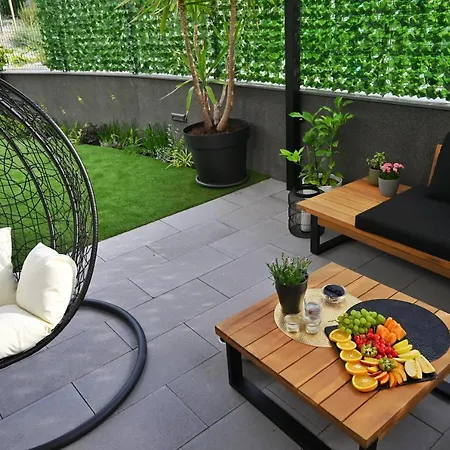 Garden Paradise With Private Parking *