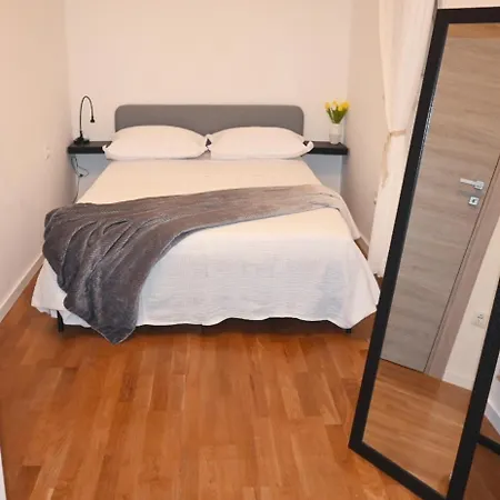 Garden Paradise With Private Parking